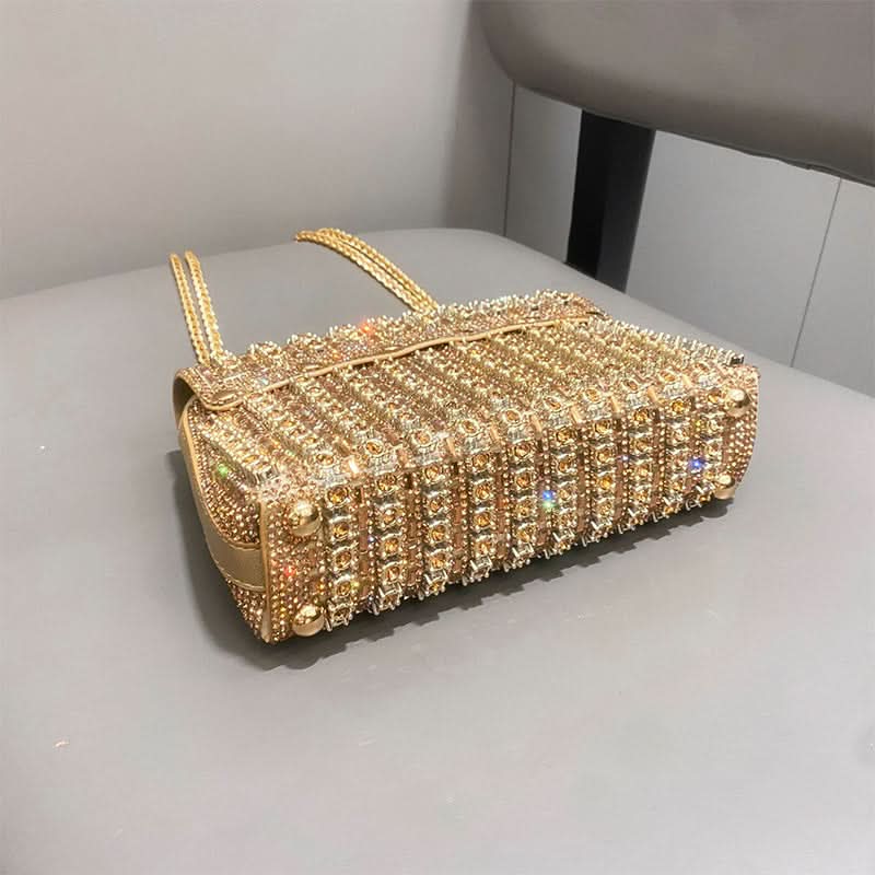 Brilla en la noche con este bolso glamuroso de strass 
