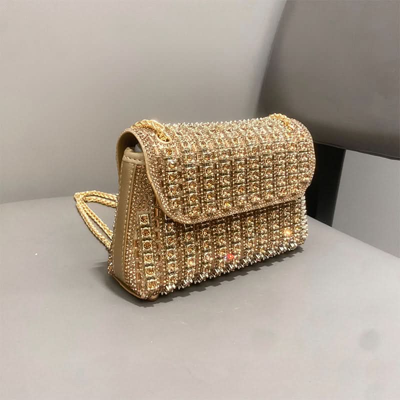 Brilla en la noche con este bolso glamuroso de strass 