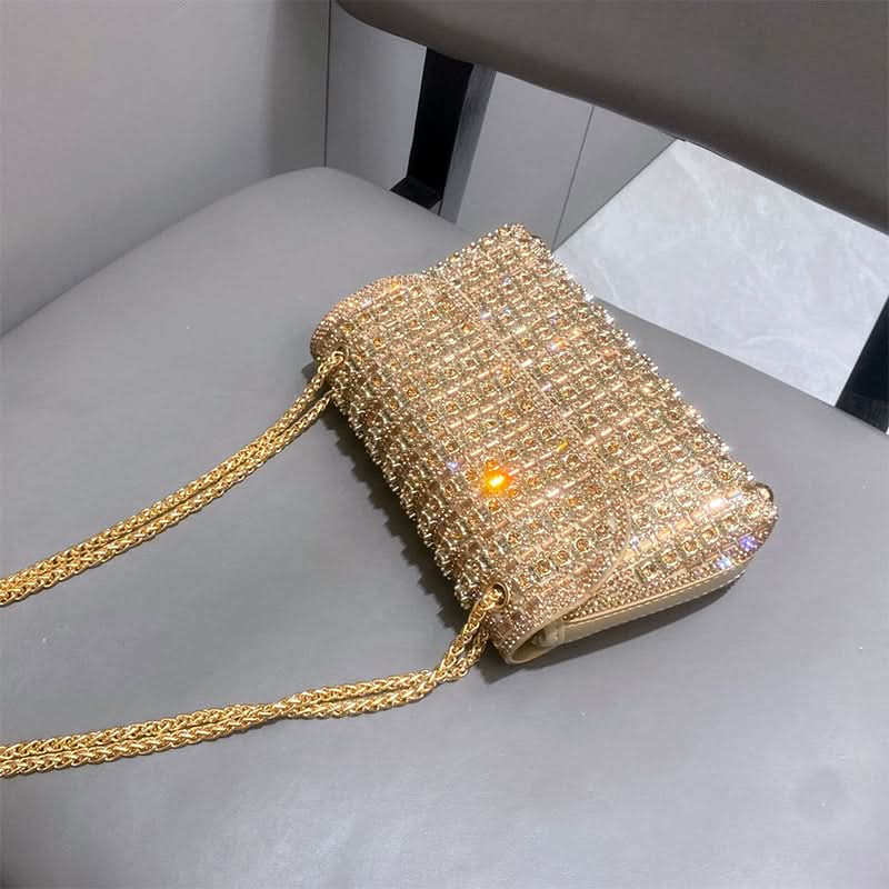 Brilla en la noche con este bolso glamuroso de strass 